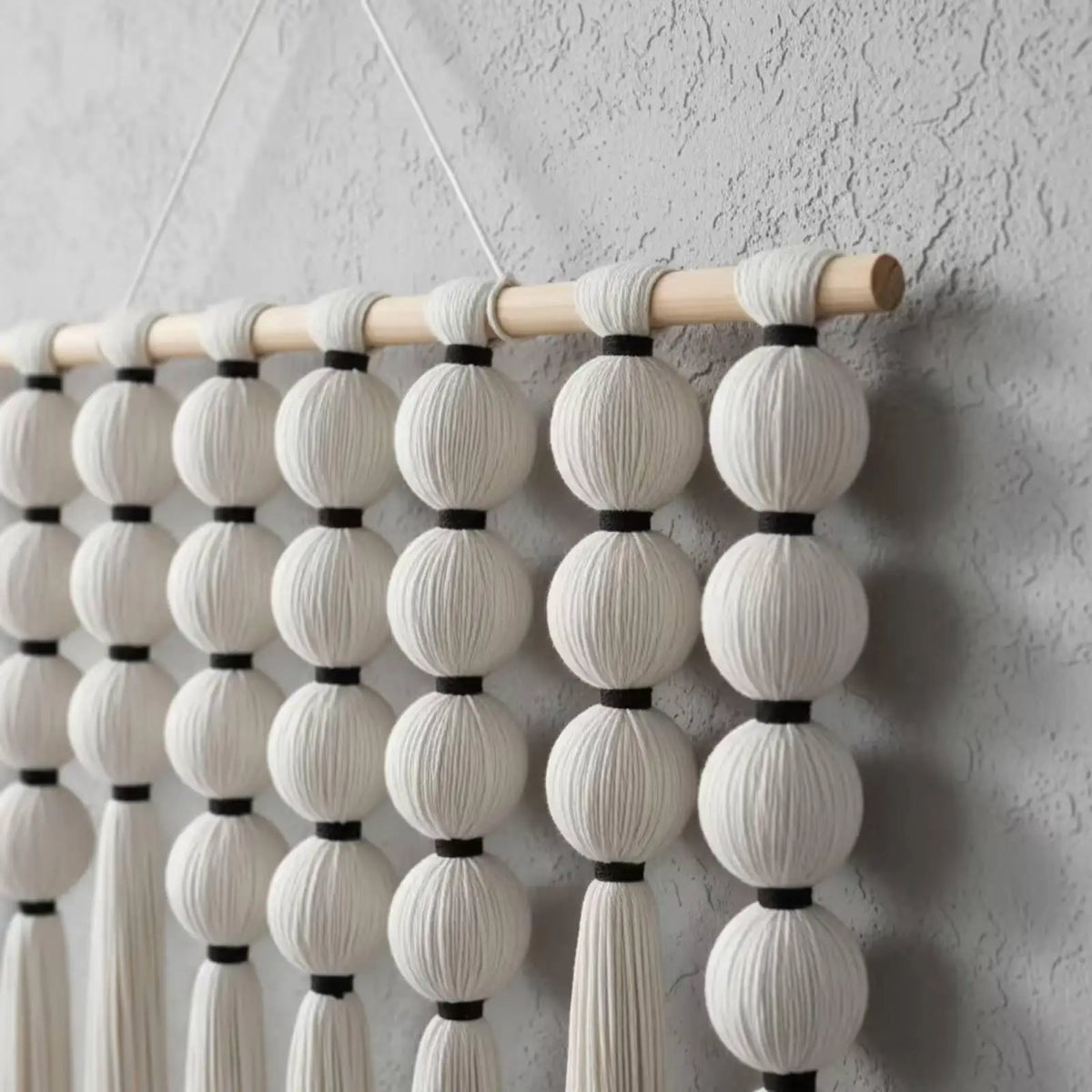 שטיח קיר מקורמה עם חרוזי עץ טבעיים | דגם Wooden Bead Tapestry
