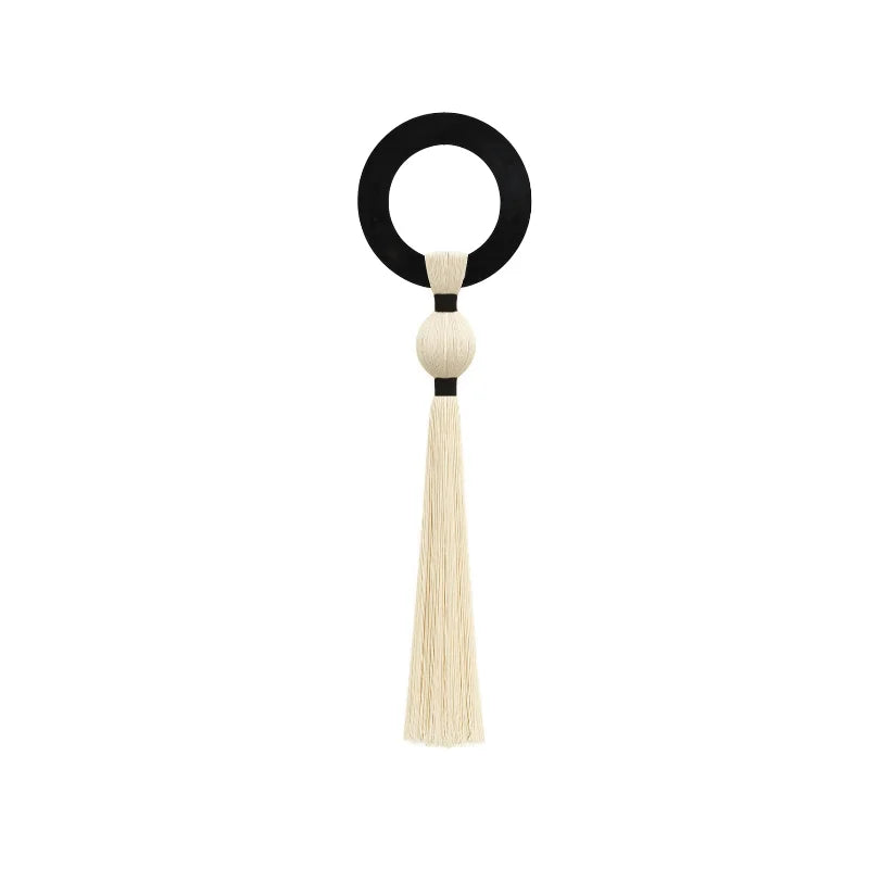 פסל קיר טקסטורלי דרמטי | דגם Black Hoop & Tassel