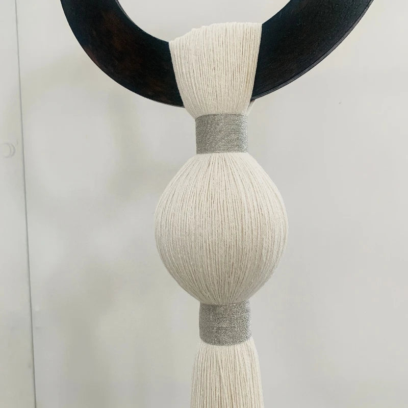 פסל קיר טקסטורלי דרמטי | דגם Black Hoop & Tassel