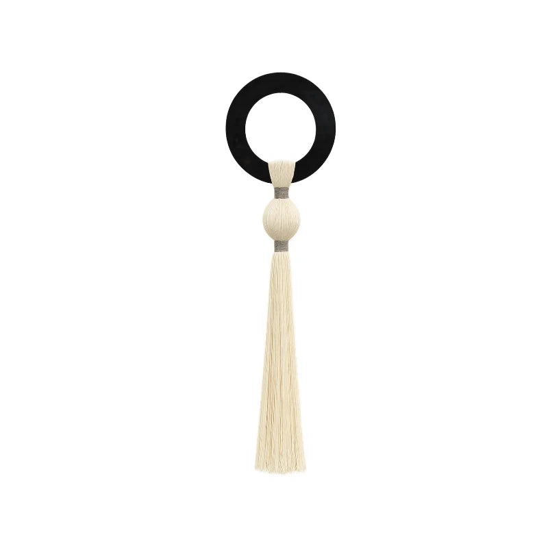 פסל קיר טקסטורלי דרמטי | דגם Black Hoop & Tassel