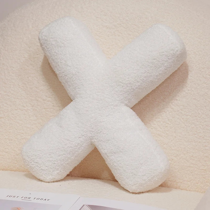 כרית אות דקורטיבית מבד בוקלה | דגם Letter Bouclé Cushion