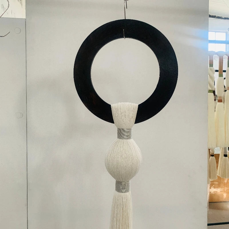 פסל קיר טקסטורלי דרמטי | דגם Black Hoop & Tassel