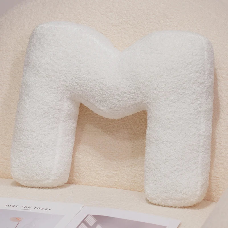 כרית אות דקורטיבית מבד בוקלה | דגם Letter Bouclé Cushion