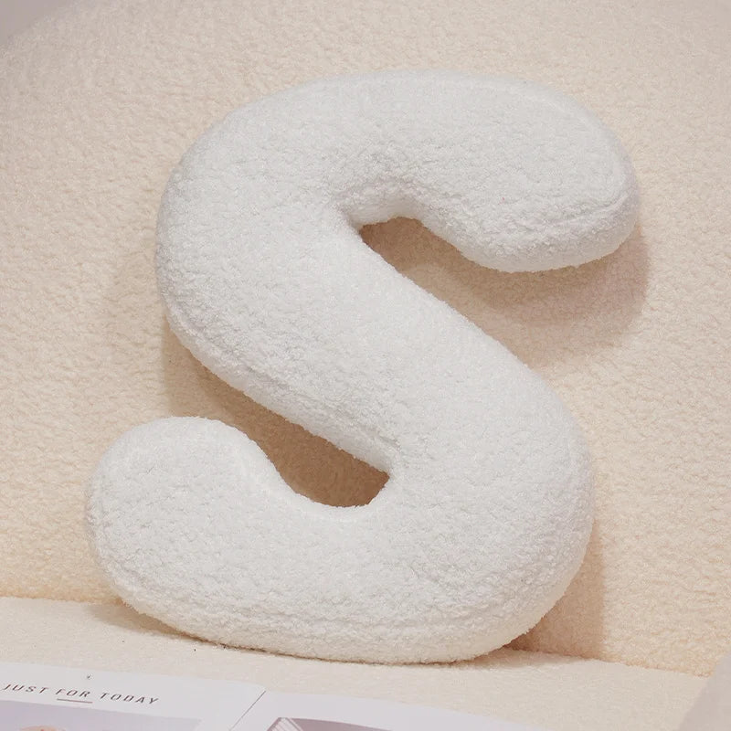 כרית אות דקורטיבית מבד בוקלה | דגם Letter Bouclé Cushion