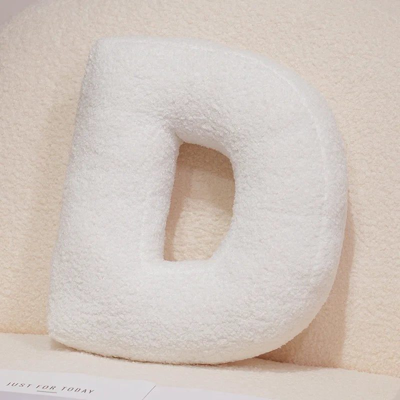 כרית אות דקורטיבית מבד בוקלה | דגם Letter Bouclé Cushion