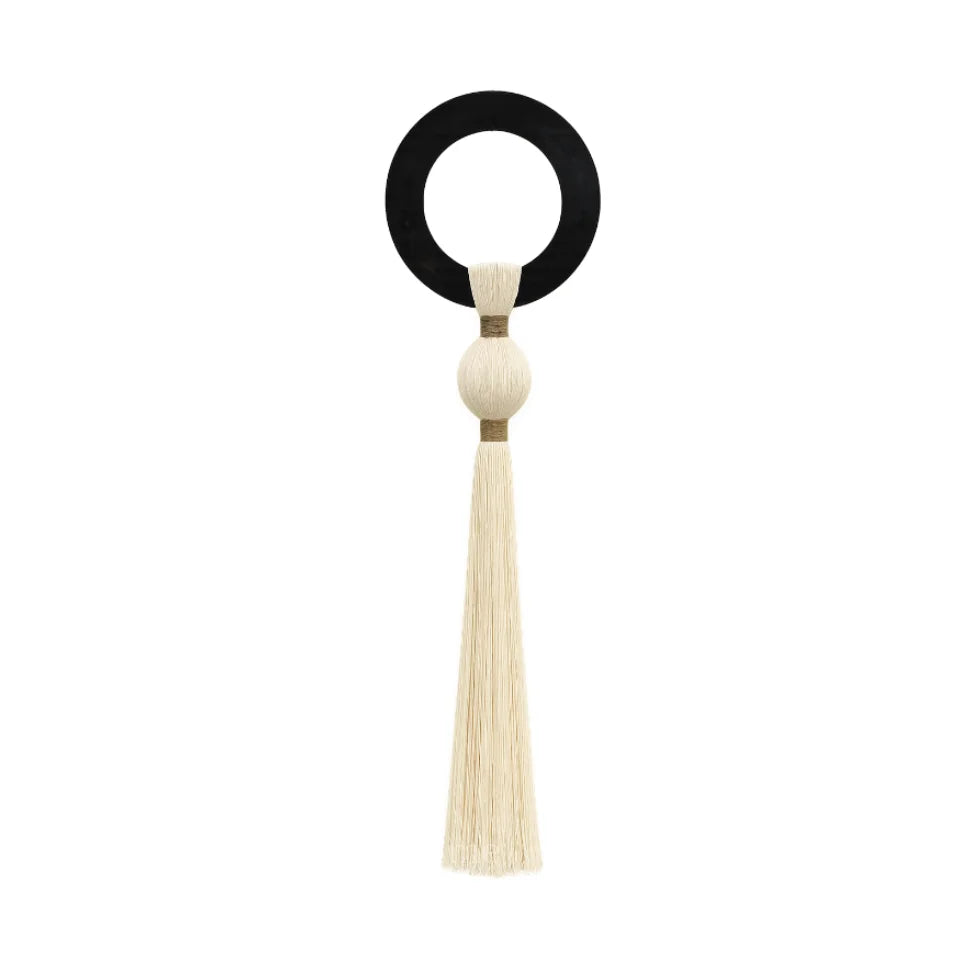 פסל קיר טקסטורלי דרמטי | דגם Black Hoop & Tassel