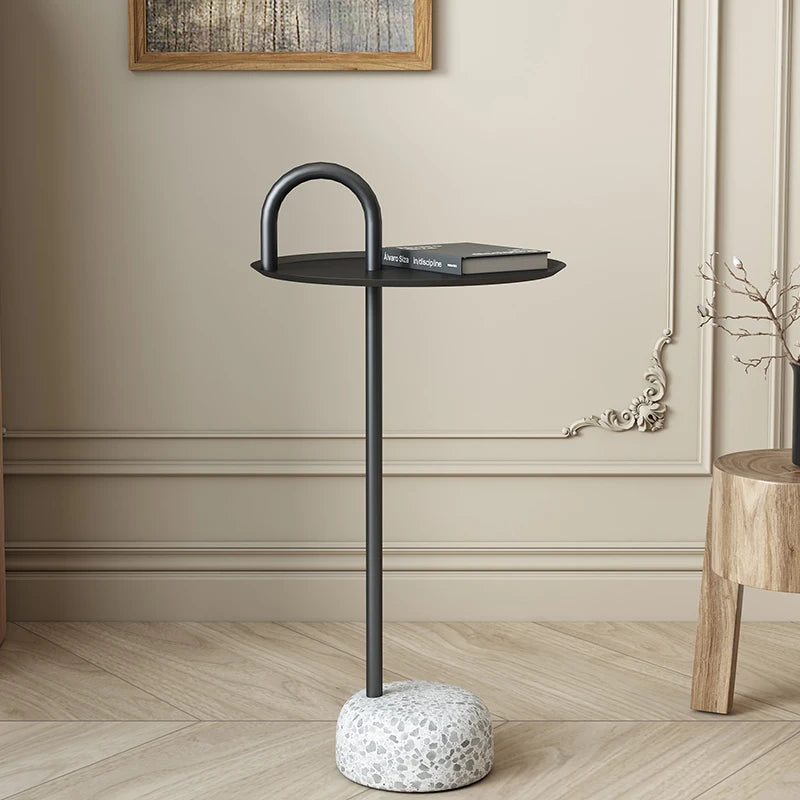 שולחן צד פיסולי עם בסיס טראצו | דגם Terrazzo Loop Table