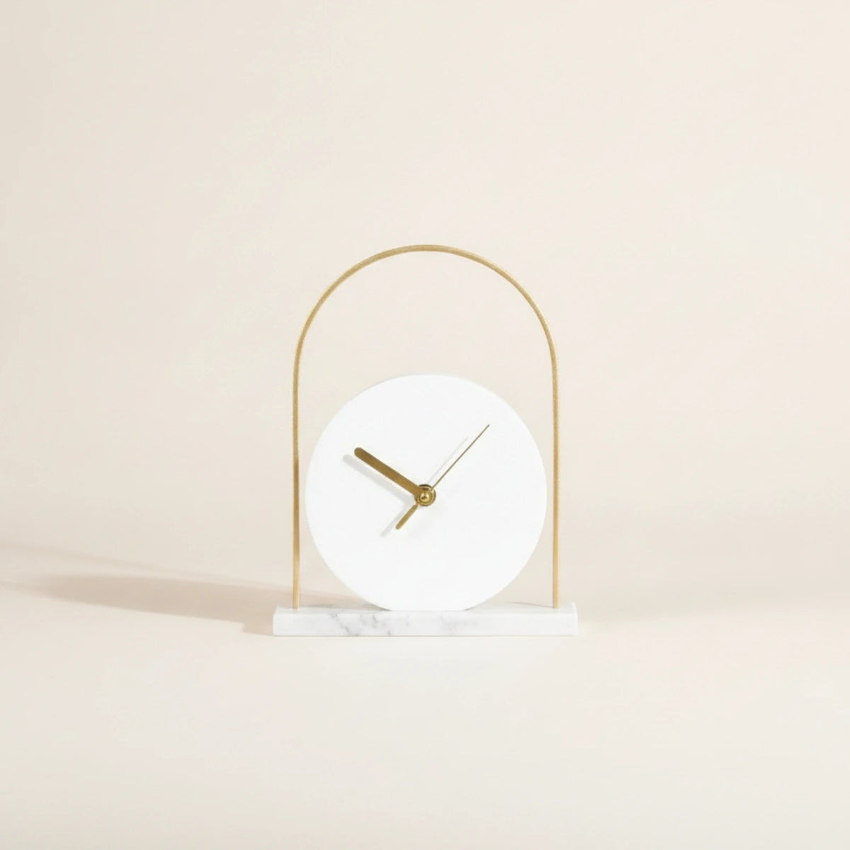 שעון שולחני פיסולי במראה שיש-טרוורטין | דגם Arch Marble Clock