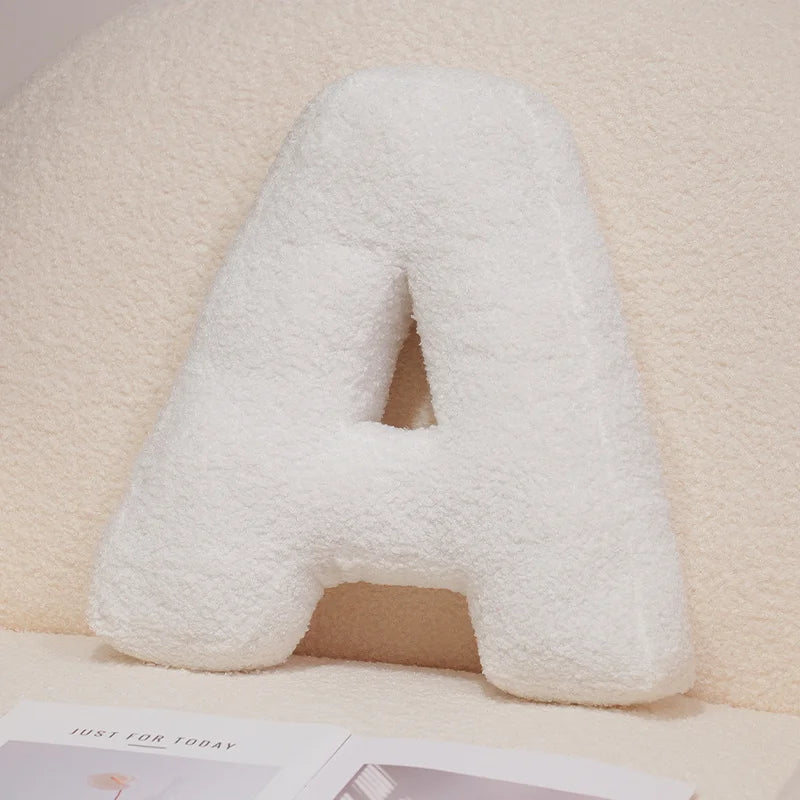 כרית אות דקורטיבית מבד בוקלה | דגם Letter Bouclé Cushion
