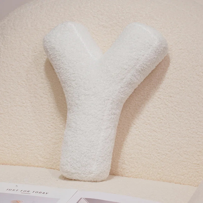 כרית אות דקורטיבית מבד בוקלה | דגם Letter Bouclé Cushion