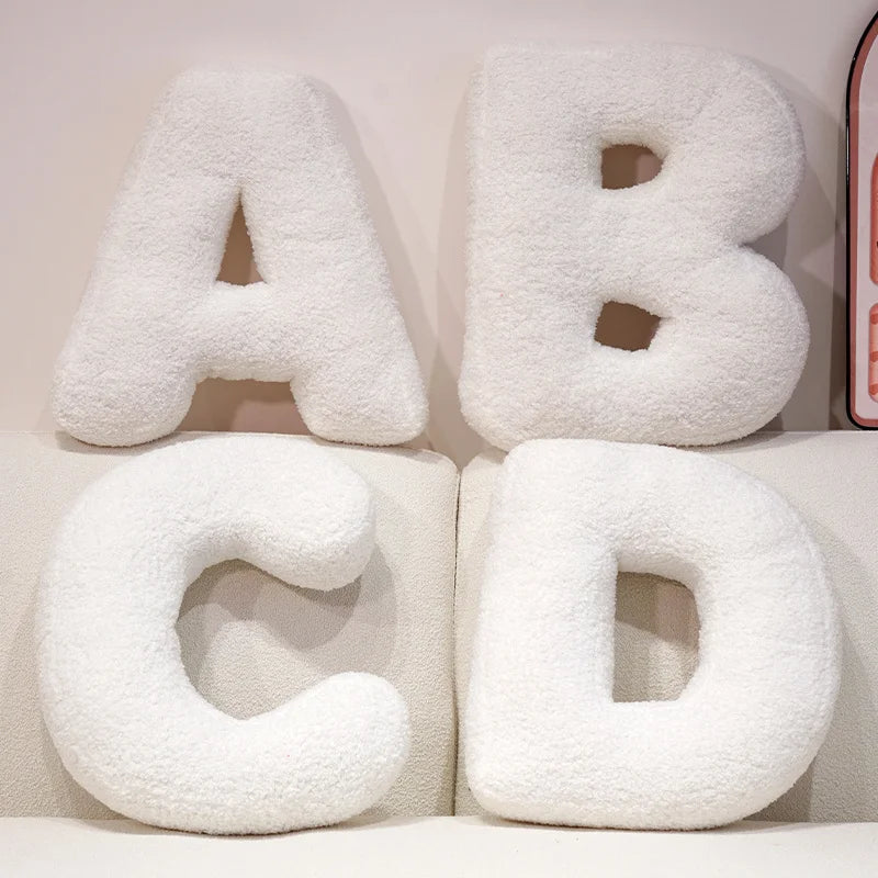 כרית אות דקורטיבית מבד בוקלה | דגם Letter Bouclé Cushion