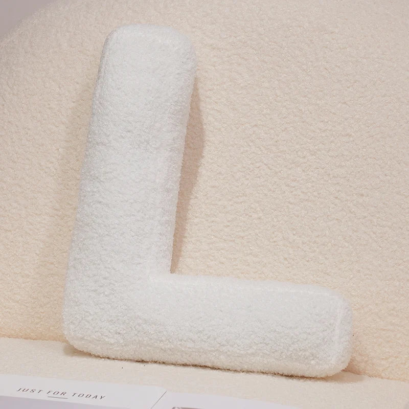 כרית אות דקורטיבית מבד בוקלה | דגם Letter Bouclé Cushion