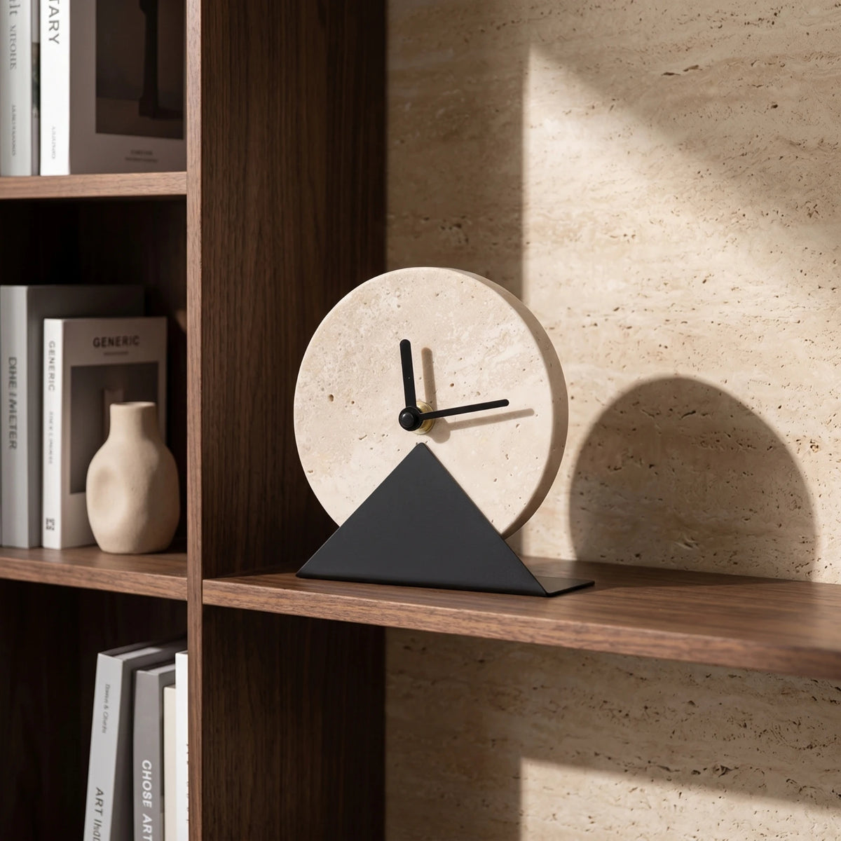 שעון שולחני פיסולי במראה שיש-טרוורטין | דגם Arch Marble Clock