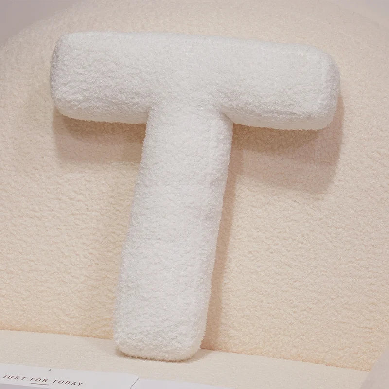 כרית אות דקורטיבית מבד בוקלה | דגם Letter Bouclé Cushion